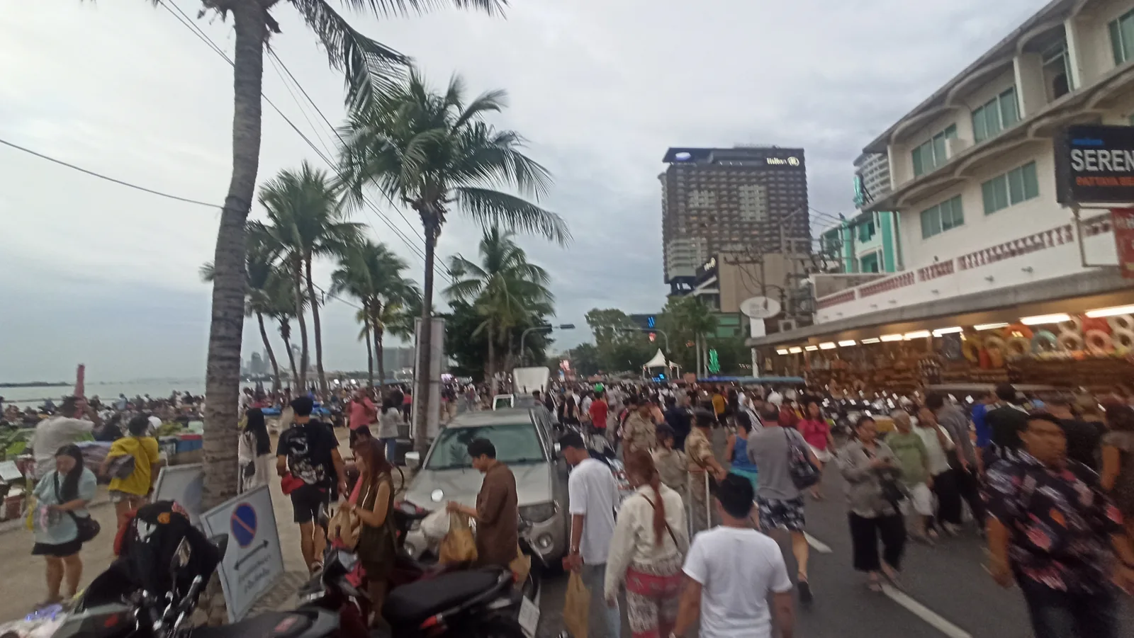 Crowds filling Beach Road in Pattaya before the fireworks festival