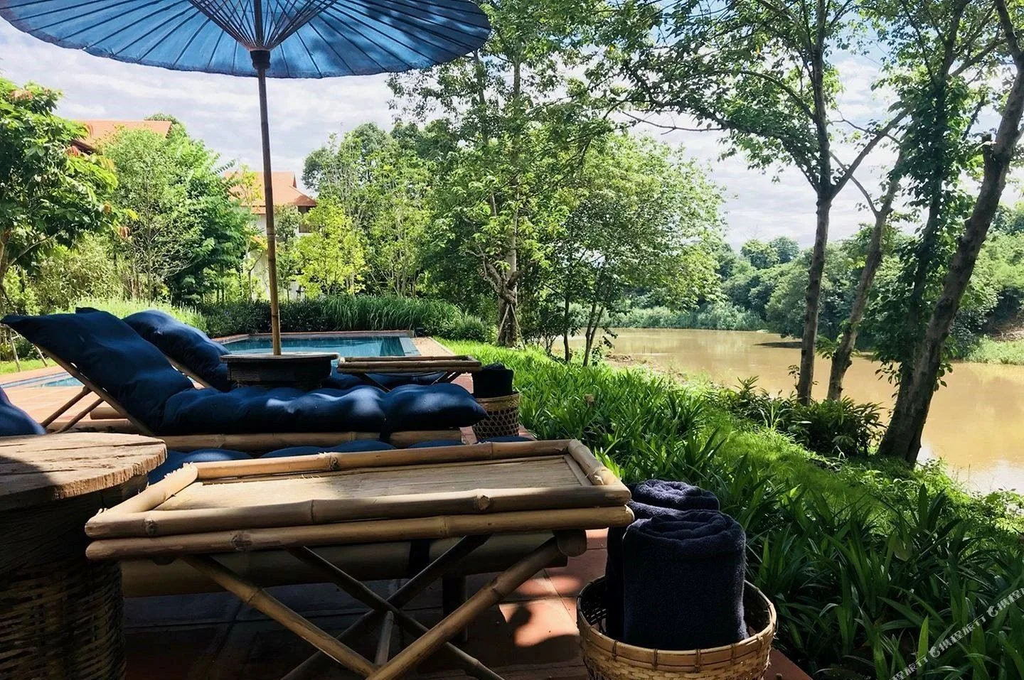 Raya Heritage &mdash; daybeds on the lawn above the Ping
