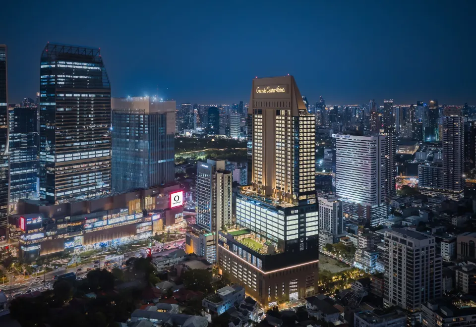 The Ritz-Carlton Bangkok — pool and lounge